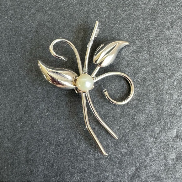 Vintage Pearl Flower Spray Brooch Silver Tone Leaves Dainty Feminine - Picture 7 of 8